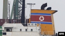 Fotografía del barco de Corea del Norte Chong Chon Gang, atracado en el muelle de Manzanillo de la caribeña ciudad de Colón (Panamá)