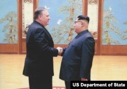 Fotos del encuentro del Secretario de Estado Mike Pompeo y el dictador coreano Kim Jonh-un