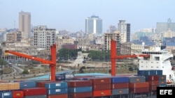 Barco cargado de contenedores en la bahía de La Habana.