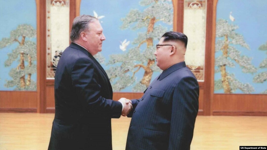  Fotos del encuentro del Secretario de Estado Mike Pompeo y el dictador norcoreano Kim Jonh Un.