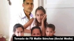 Yosvany Rosell García Caso y su esposa Mailín Sánchez son padres de tres niños.