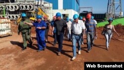 Miguel Díaz-Canel y otros dirigentes cubanos recorren la termoeléctrica Antonio Guiteras, en Matanzas. (Archivo)