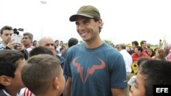 Rafael Nadal visitó hoy, martes 19 de noviembre de 2013, uno de los asentamientos precarios de Buenos Aires, conocidos como "villas", y jugó al tenis con niños del barrio.
