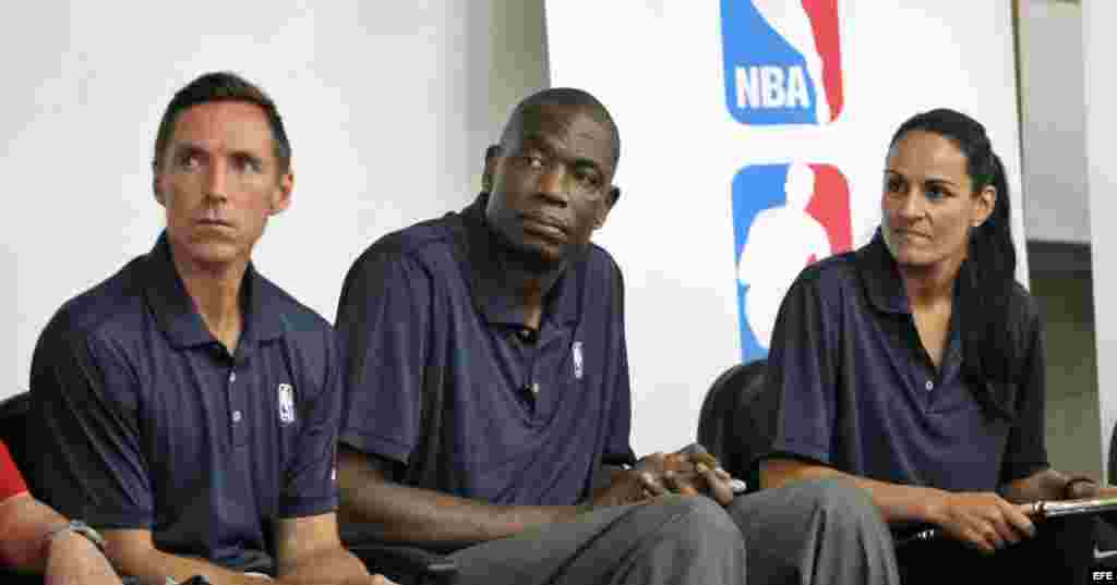 El dos veces ganador del Jugador Más Valioso de la NBA Steve Nash, el exatleta y embajador internacional de la NBA Dikembe Mutombo y la leyenda de la liga de mujeres de la NBA Ticha Penicheiro (i-d), 23 de abril de 2015.