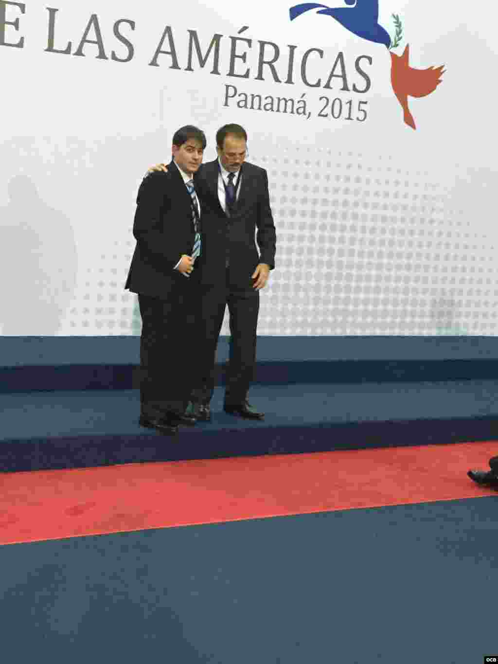 Alejandro Castro Espín con uno de sus colaboradores en la Cumbre de Panamá 2015.