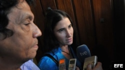 El periodista y bloguero Reinaldo Escobar junto a su esposa, la bloguera Yoani Sánchez.