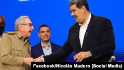 Nicolás Maduro junto al exgobernante cubano Raúl Castro.