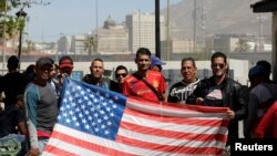 Cubanos a la espera de recibir asilo en EEUU posan en Ciudad Juárez, el 29 de marzo. 