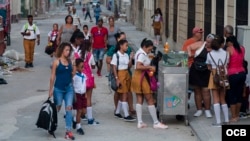 Estudiantes en sus uniformes en una calle de La Habana. (Archivo)