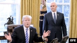 (i-e) El presidente Donald Trump y el vicepresidente Mike Pence en la Casa Blanca.