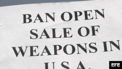 Un miembro de la comunidad india Sij sujeta una pancarta que lee "Prohibir la venta abierta de armas en los Estados Unidos". EFE/Jaipal Singh