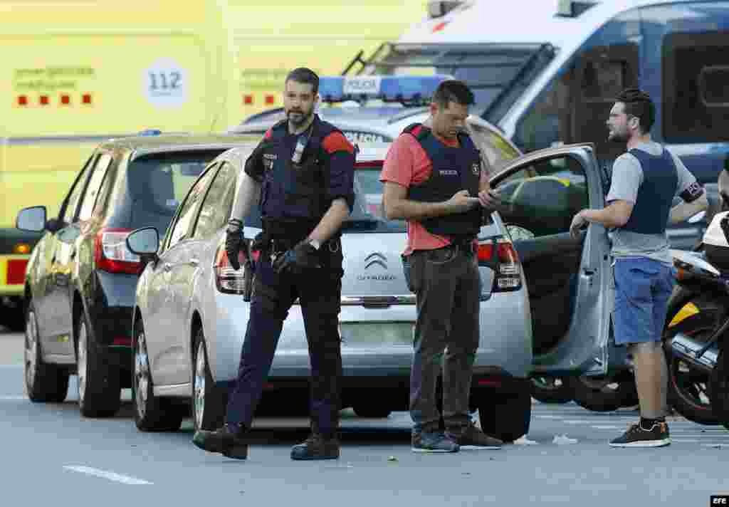 Efectivos de Emergencias en las inmediaciones del lugar en el que una furgoneta ha atropellado esta tarde a varios peatones que paseaban por las Ramblas de Barcelona.