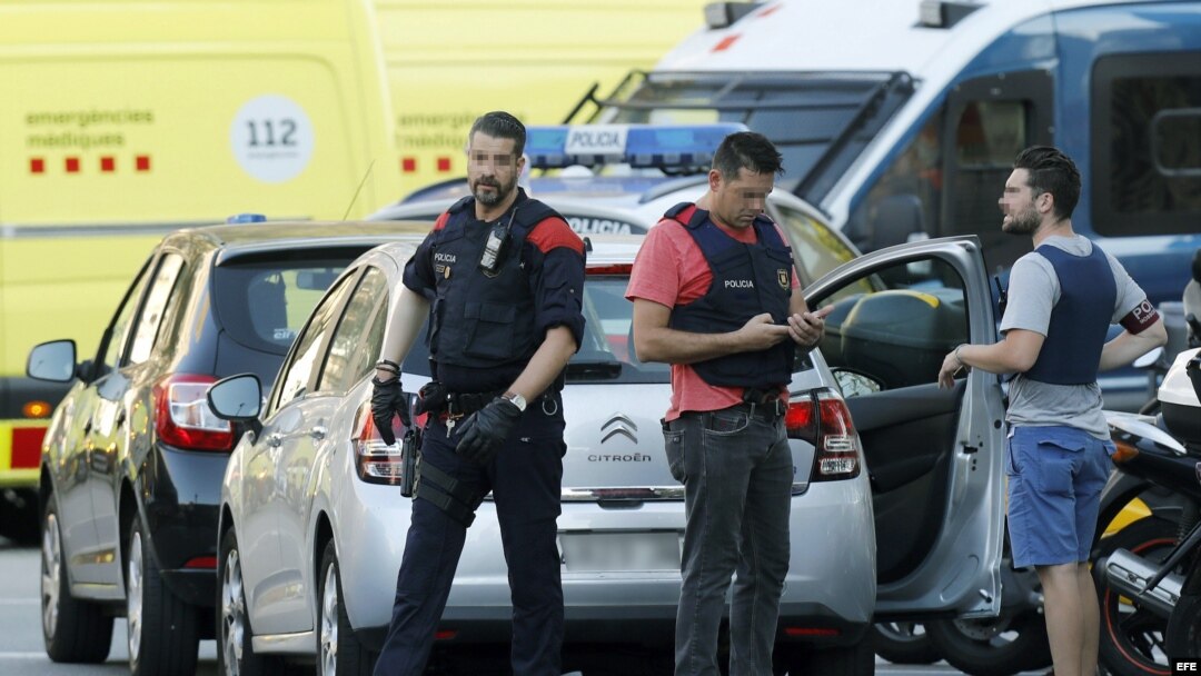 Efectivos de Emergencias en las inmediaciones del lugar en el que una furgoneta ha atropellado esta tarde a varios peatones que paseaban por las Ramblas de Barcelona.