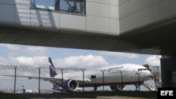  Un avión de la compañía Aeroflot permanece en el aeropuerto de Sheremetievo en Moscú (Rusia). 