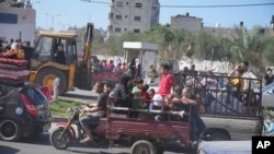 Los palestinos huyen al sur de la Franja de Gaza después de que el ejército israelí emitiera una advertencia de evacuación el viernes 13 de octubre de 2023. (Foto AP/Hatem Moussa)