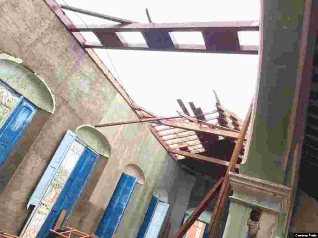 Una edificación destruida ante el paso del huracán irma por Remedios, Villa Clara. Foto cortesía de H. Vela WPLG-TV.