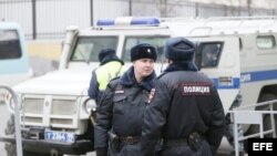 Corte de Moscú vigilada por policías a la espera de los detenidos por el asesinato de Boris Nemtsov.