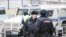 Corte de Moscú vigilada por policías a la espera de los detenidos por el asesinato de Boris Nemtsov.