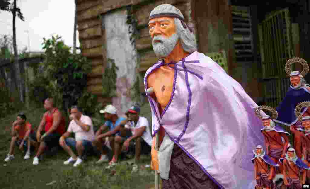 Asistentes a la peregrinación y ventas de imágenes de San Lázaro.