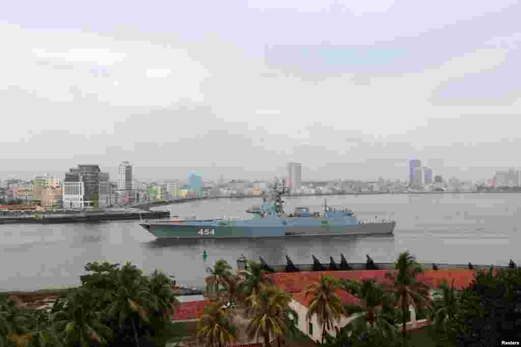 La fragata rusa Almirante Gorshkov mientras ingresa a la bahía de La Habana, Cuba, 12 de junio de 2024. REUTERS/Stringer