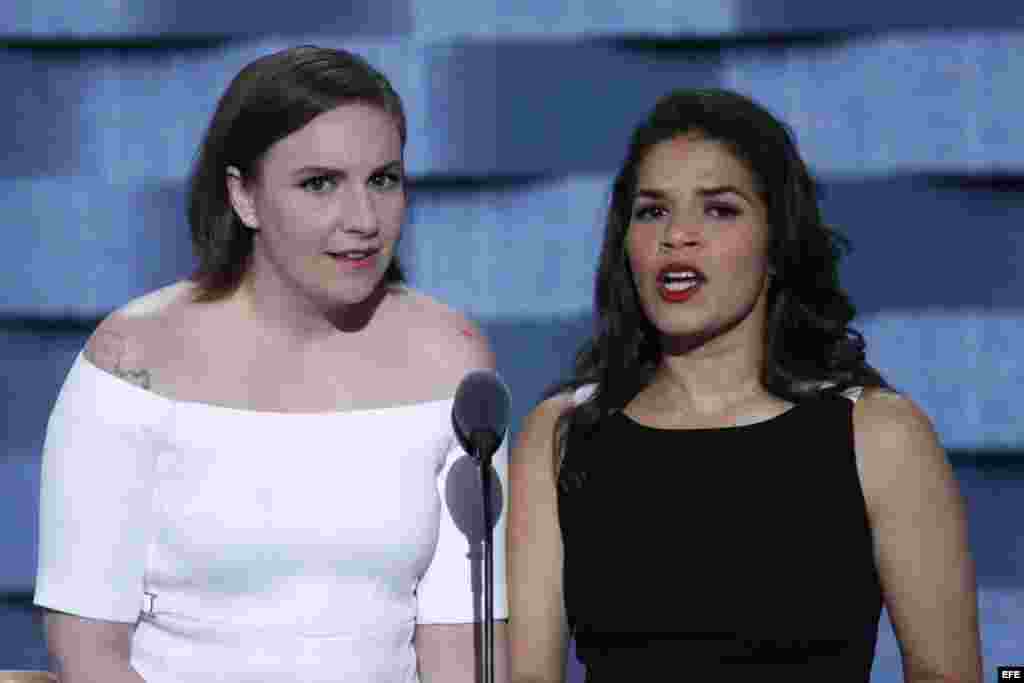  Las actrices estadounidenses America Ferrera (d) y Lena Dunham (i) hablan en el segundo día de la Convención Nacional Demócrata hoy, martes 26 de julio de 2016, en Filadelfia, Pennsylvania (Estados Unidos). Se espera que al cuarto día de la convención, H