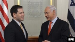 Imagen cedida por Prensa del Gobierno de Israel del primer ministro israelí Benjamin Netanyahu (dcha) conversando con el senador estadounidense por Florida, Marco Rubio.