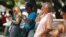 Cubanos conectados a Internet desde un punto Wi-Fi en La Habana. (Archivo)