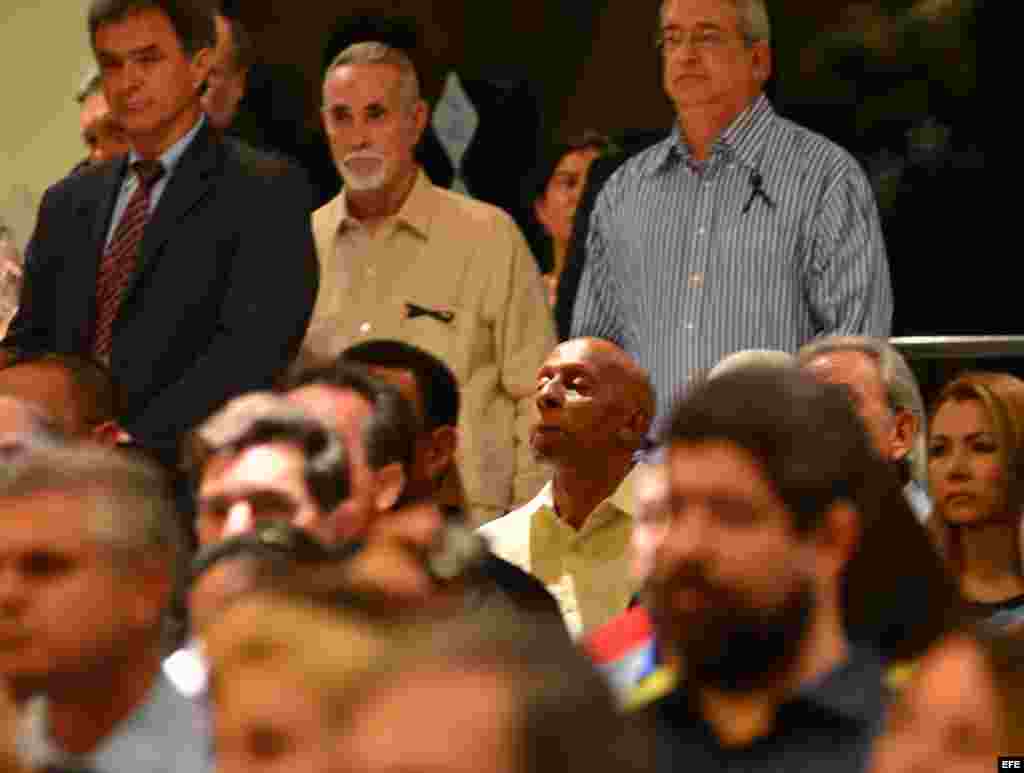 El disidente cubano Guillermo Fariñas participa hoy, lunes 22 de julio de 2013, en una misa oficiada con familiares y amigos en memoria del opositor cubano Oswaldo Payá en la Ermita de la Caridad en Miami (Florida, EE.UU.). El opositor Movimiento Cristian