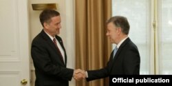 El director de USAID Mark Green saluda al presidente de Colombia, Juan Manuel Santos.
