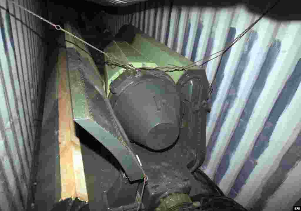 Vista de material presumiblemente bélico, dentro de un contenedor del barco norcoreano Chong Chon Gang, atracado en el muelle de Manzanillo de la caribeña ciudad de Colón, Panamá.