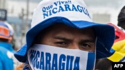 Un manifestante de Nicaragua en febrero de 2019 protestando contra el gobierno de Daniel Ortega. (Ezequiel Becerra / AFP).