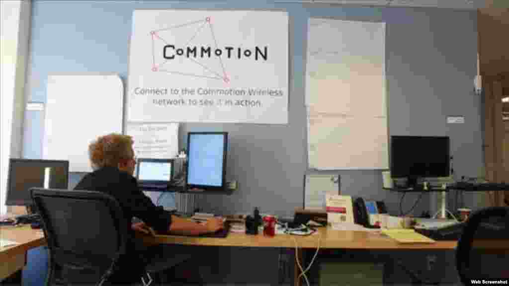 Según el sitio web, commotionwireless.net, "Commotion es un conjunto de herramientas de comunicación de código abierto que utiliza teléfonos móviles, ordenadores y otros dispositivos inalámbricos para crear redes de malla descentralizados y servicios locales compartidos."