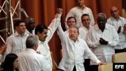 Nicolás Maduro (c-i), y Raúl Castro (c-d), el 10 de abril de 2017, en la clausura del XV Consejo Político de la Alianza Bolivariana para los Pueblos de Nuestra América - Tratado de Comercio de los Pueblos ALBA-TCP, en La Habana.