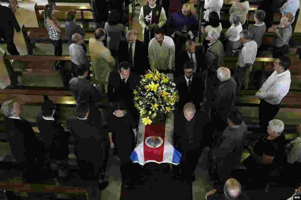 Familiares y amigos del histórico comandante de la revolución cubana Huber Matos asisten a su funeral el sábado 8 de marzo de 2014, en San José (Costa Rica). En este país, que acogió a Matos como exiliado en 1957, se celebró el emotivo funeral.