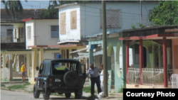 Policía arresta a la Dama de Blanco Caridad Burunate camino a la iglesia en Colón, Matanzas (Iván Hernández Carrillo).