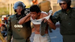 Un joven arrestado por la Guardia Nacional en Caracas, el 10 de marzo del 2019. (REUTERS/Carlos García Rawlins)