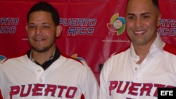 Los peloteros puertorriqueños Yadier Molina (i) y Carlos Beltrán (d), ambos estrellas de las Grandes Ligas, posan durante una rueda de prensa hoy, miércoles 23 de enero de 2013, en San Juan, Puerto Rico, en la que presentaron los uniformes que lucirá su p