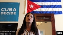 La opositora cubana Rosa María Payá, habla durante la entrega del premio 2017 que rinde homenaje a su padre, el fallecido disidente Oswaldo Payá, en La Habana. (Archivo)