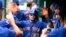 Javier Báez, de los Mets de Nueva York, celebra su jonrón con sus compañeros en el duelo ante los Nacionales de Washington.