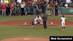 El niño Maverick Shcutte lanza la bola a Big Papi.