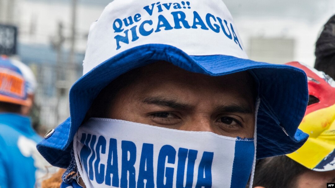 Un manifestante de Nicaragua en febrero de 2019 protestando contra el gobierno de Daniel Ortega. (Ezequiel Becerra / AFP).