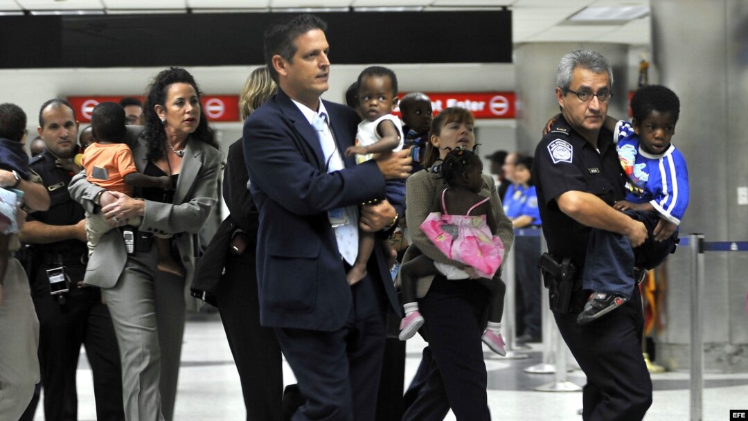 Grupo de 80 niños haitianos adoptados por familias estadounidenses llegando al Aeropuerto Internacional de Miami. Archivo.