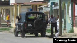 Policía arresta a la Dama de Blanco Caridad Burunate camino a la iglesia (Iván Hernández Carrillo).