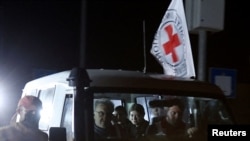 Un vehículo de la Cruz Roja traslada rehenes liberados por Hamás en la Franja de Gaza. (REUTERS/Ibraheem Abu Mustafa)