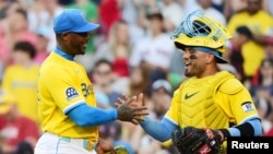Aroldis Chapman es felicitado por el catcher Carlos Narváez, tras conseguir el rescate el sábado ante Texas.