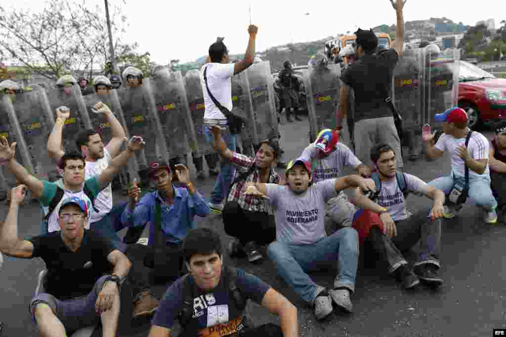 Manifestantes frente a la Guardia Nacional. 