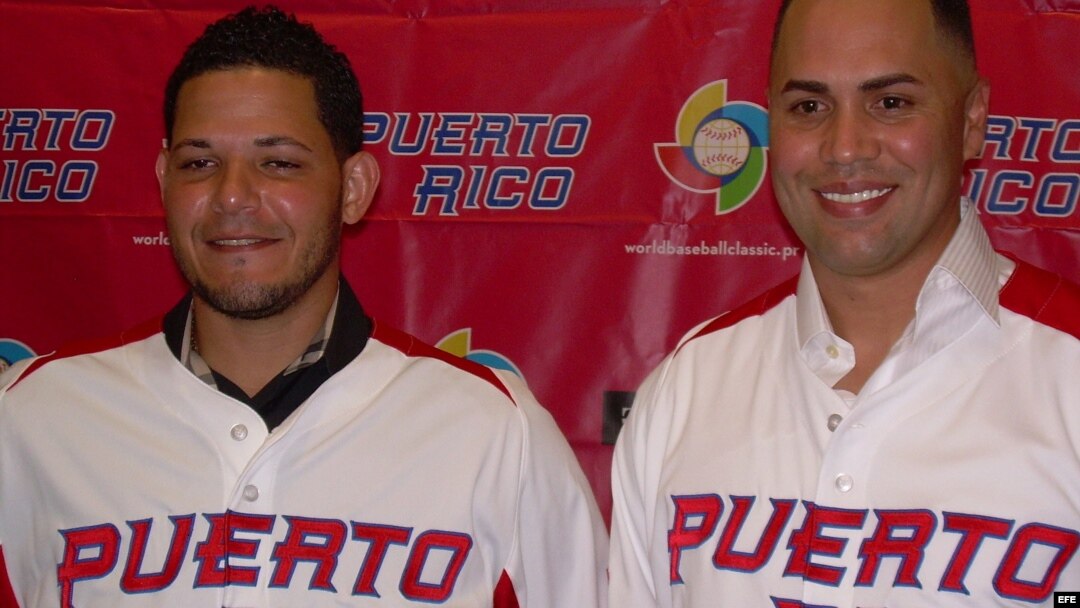 Los peloteros puertorriqueños Yadier Molina (i) y Carlos Beltrán (d), ambos estrellas de las Grandes Ligas, posan durante una rueda de prensa hoy, miércoles 23 de enero de 2013, en San Juan, Puerto Rico, en la que presentaron los uniformes que lucirá su p