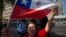 Bandera chilena enarbolada durante una manifestación