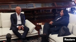 El presidente de la Asamblea Nacional de Venezuela, Rodríguez, y la exdiputada opositora Dinorah Figuera durante una reunión en Caracas.