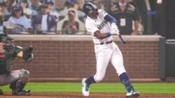 El pelotero cubano Randy Arozarena recibe el premio Babe Ruth.